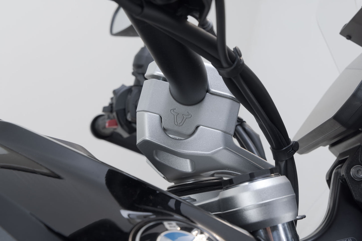 SW-MOTECH Elevador de manillar H=30 mm. Plateado. BMW R 1300 GS (23-)/Adv (24-).