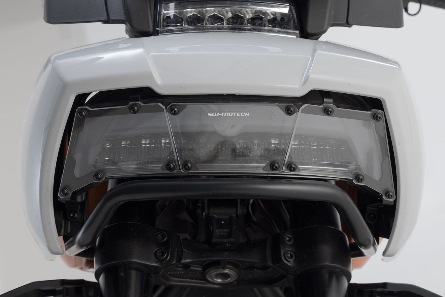 SW-MOTECH Protector de luces delanteras Soporte con panel de PVC. H-D Pan America (21-).
