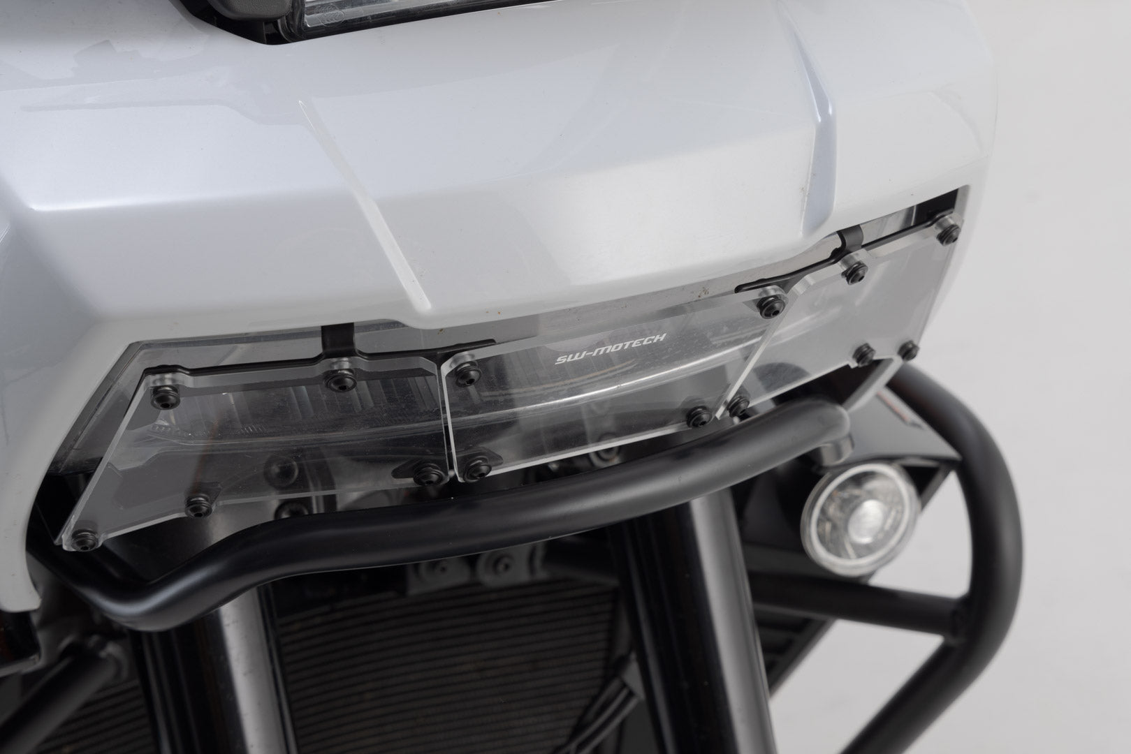SW-MOTECH Protector de luces delanteras Soporte con panel de PVC. H-D Pan America (21-).