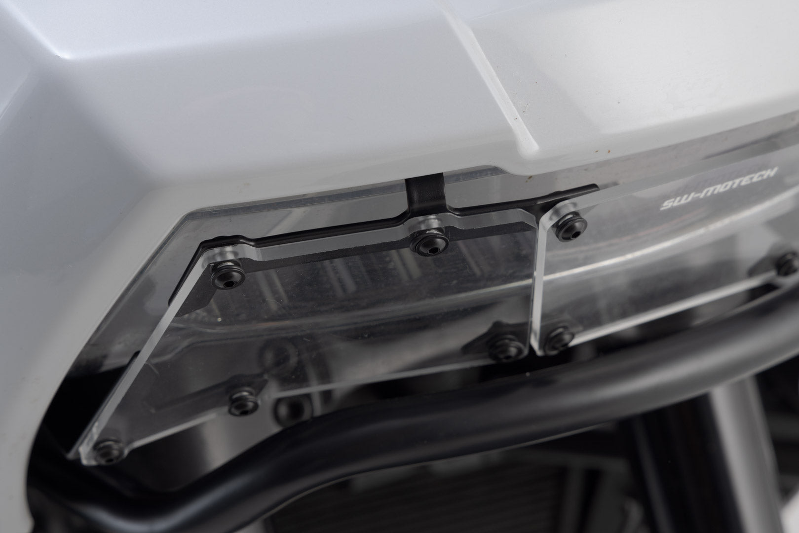 SW-MOTECH Protector de luces delanteras Soporte con panel de PVC. H-D Pan America (21-).