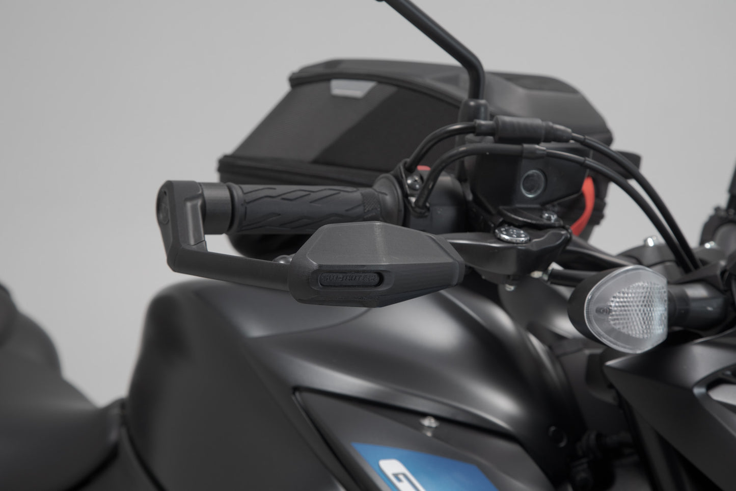 SW-MOTECH Protectores de maneta con deflector de aire Negro. Modelos Suzuki GSX-S.