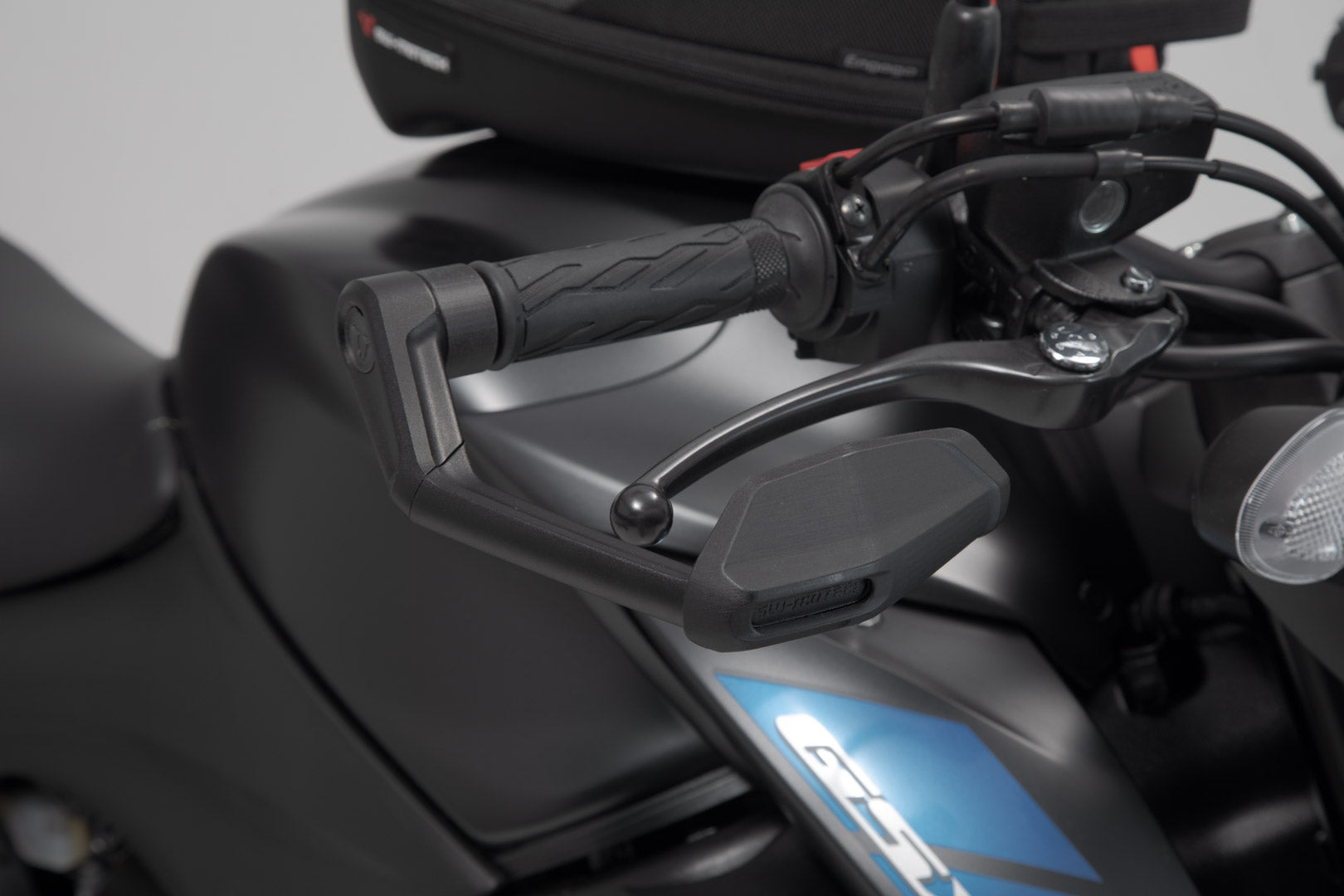 SW-MOTECH Protectores de maneta con deflector de aire Negro. Modelos Suzuki GSX-S.