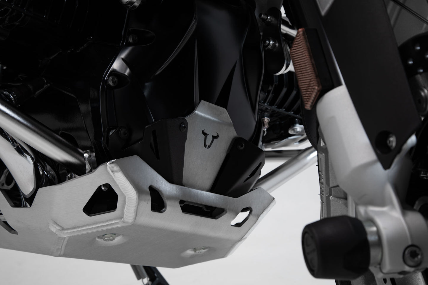 SW-MOTECH Extensión delantera de protector de motor Negro/plateado. BMW R1200 (12-18) R1250 (18-).