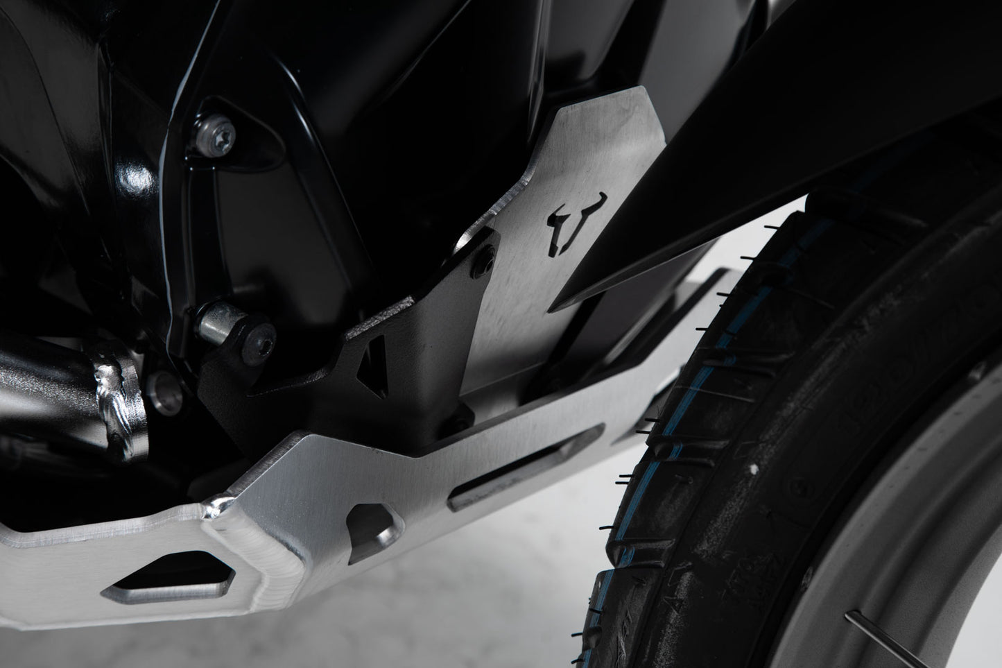 SW-MOTECH Extensión delantera de protector de motor Negro/plateado. BMW R1200 (12-18) R1250 (18-).
