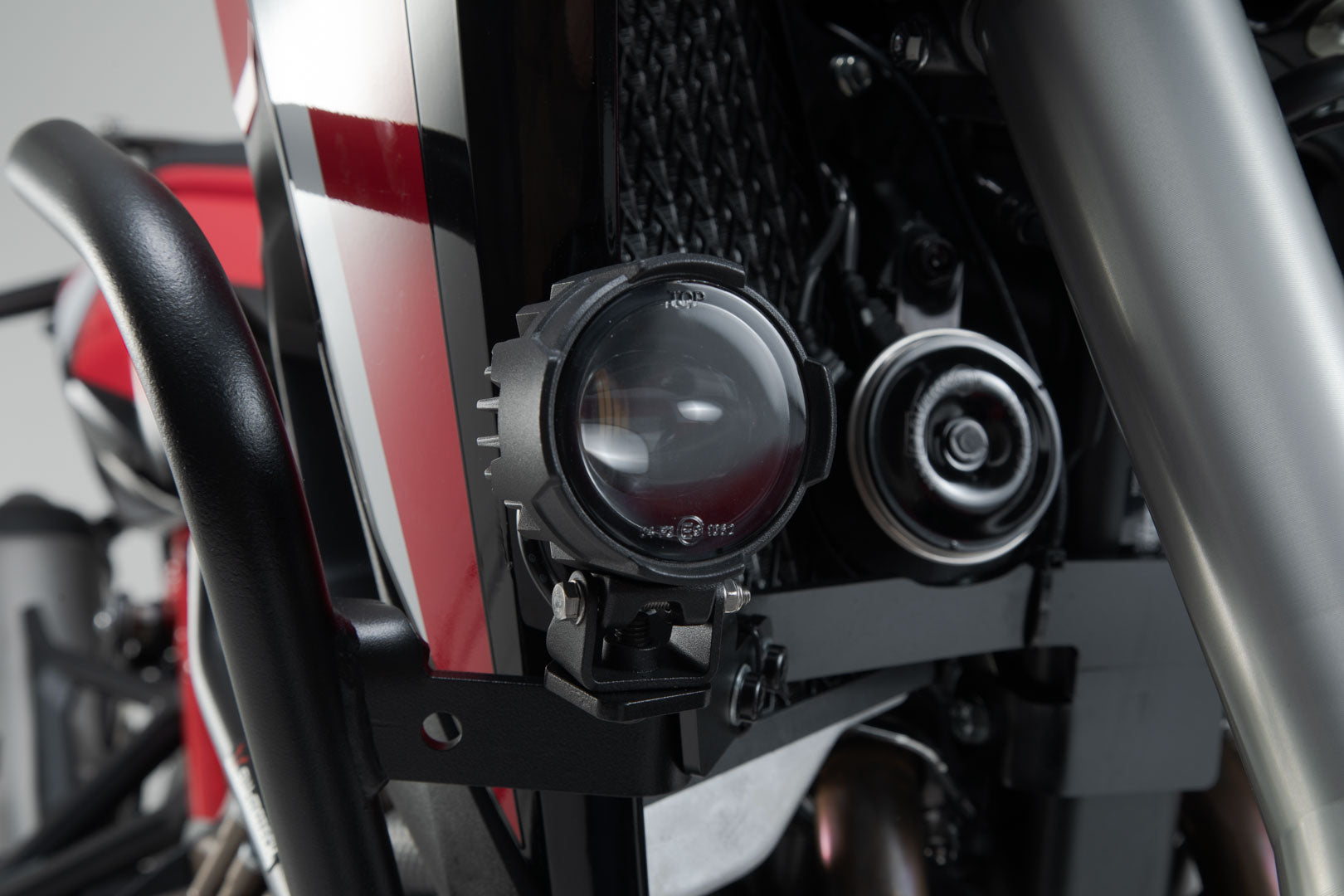 SW-MOTECH Soporte para faros Negro. Honda CRF1000L/CRF1100L con prot. lateral.