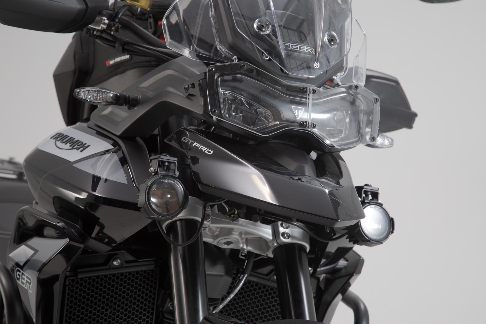 SW-MOTECH Soporte para luces Negro. Triumph Tiger 900/GT/Rally/Pro (19-23).