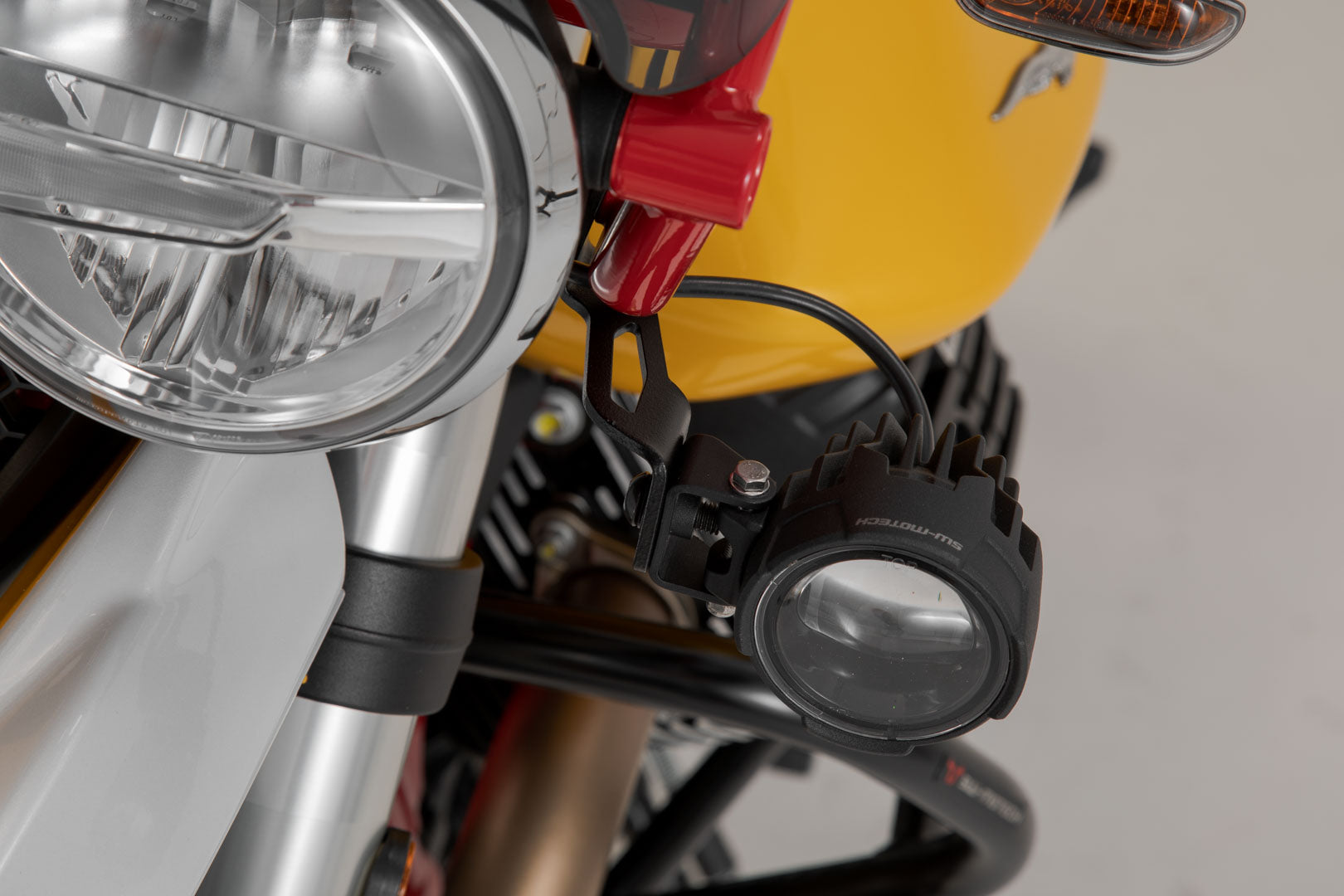 SW-MOTECH Soportes para luces Negro. Moto Guzzi V85 TT (19-23).