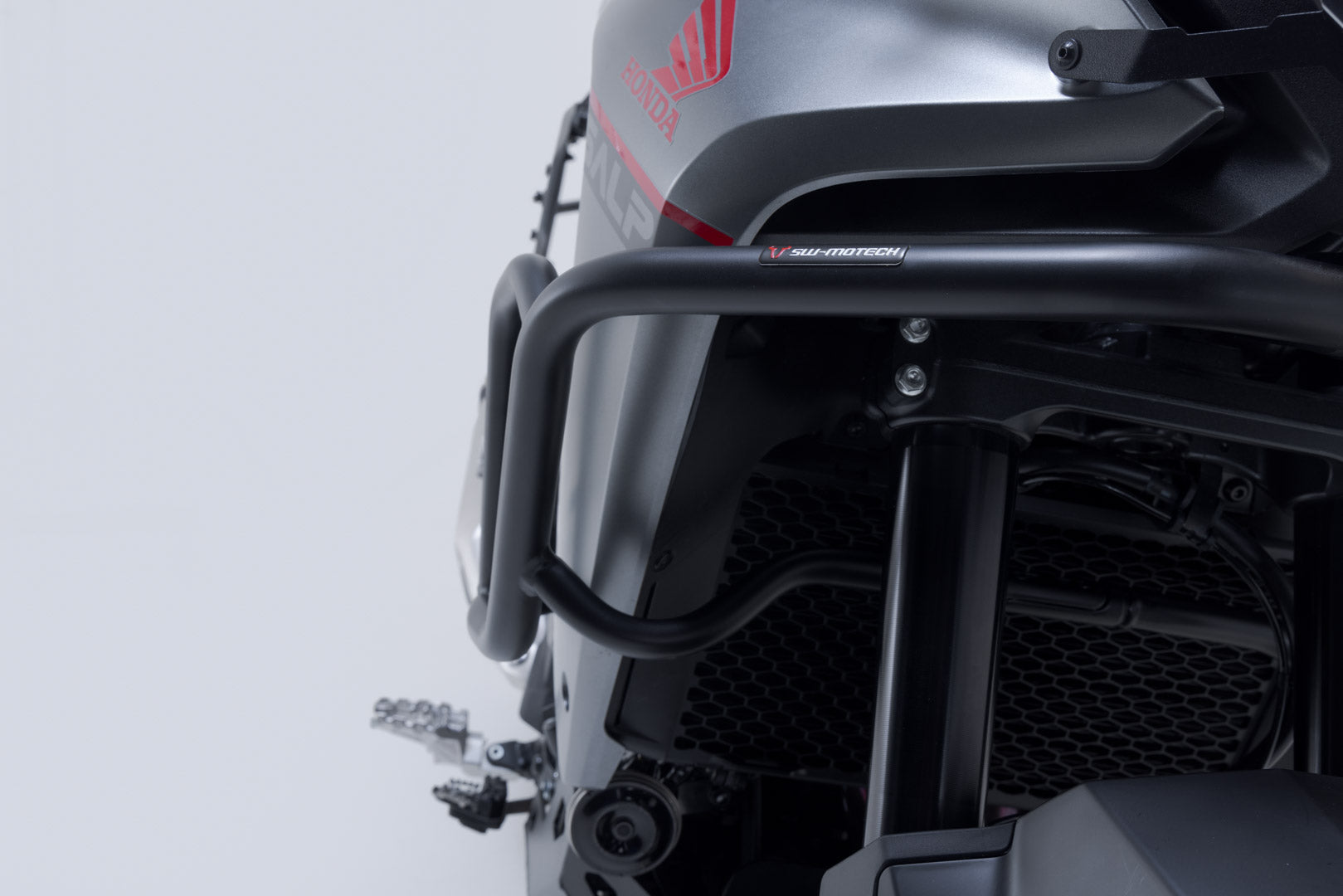 SW-MOTECH Protecciones laterales de motor Negro. Honda XL750 Transalp (22-).
