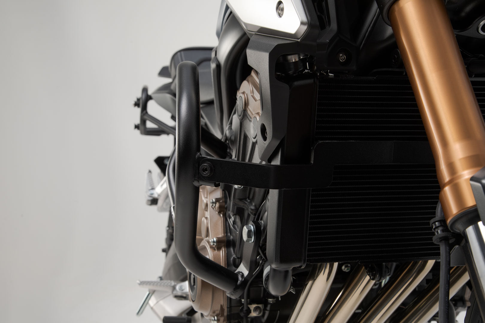 SW-MOTECH Protecciones laterales de motor Negro. Honda CB650F (14-18) / CB650R (18-).