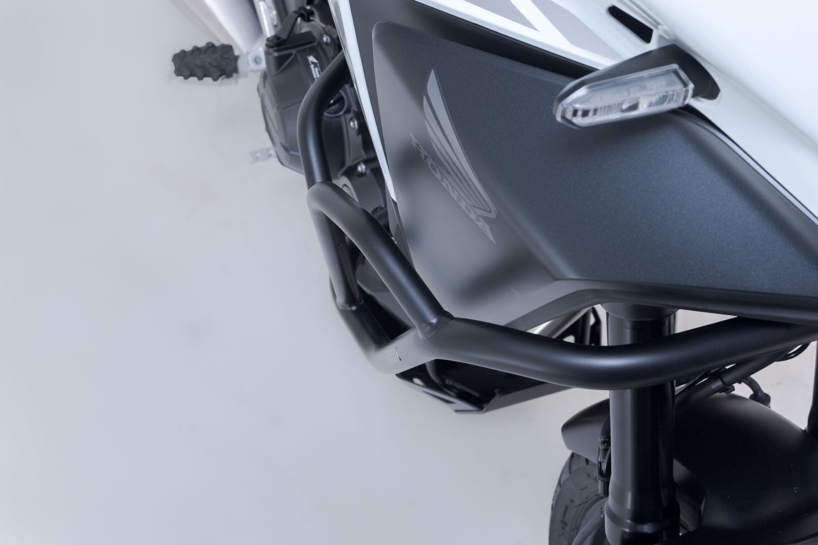 SW-MOTECH Protecciones laterales de motor Negro. Honda NX500 (23-).