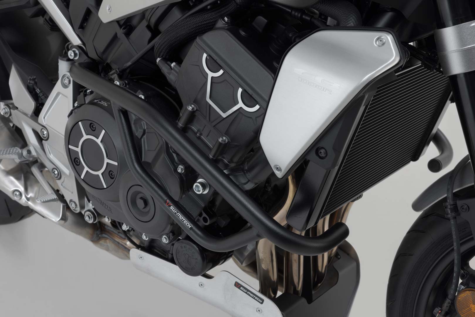 SW-MOTECH Protecciones laterales de motor Negro. Honda CB1000R (18-).