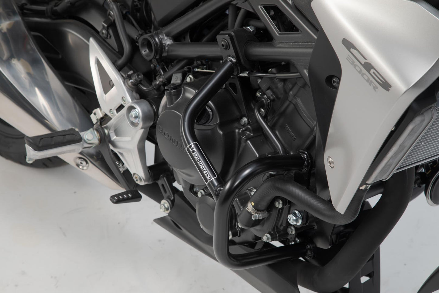 SW-MOTECH Protecciones laterales de motor Negro. Honda CB300R (18-).