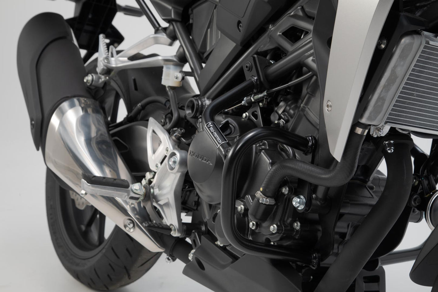SW-MOTECH Protecciones laterales de motor Negro. Honda CB300R (18-).