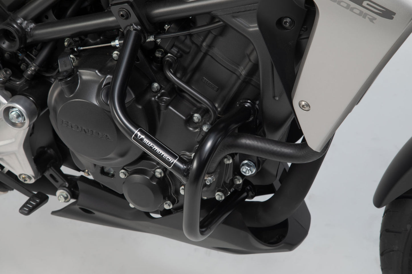 SW-MOTECH Protecciones laterales de motor Negro. Honda CB300R (18-).