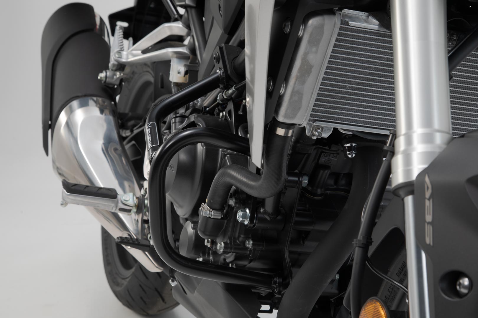 SW-MOTECH Protecciones laterales de motor Negro. Honda CB300R (18-).