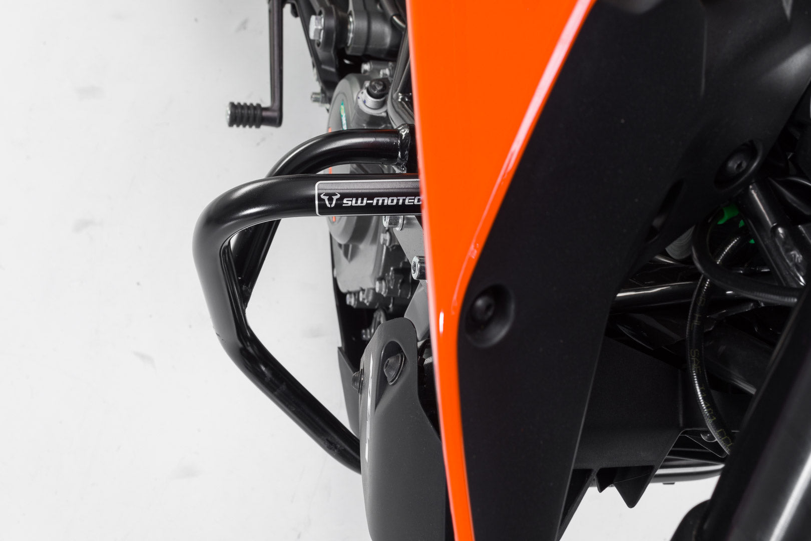 SW-MOTECH Protecciones laterales de motor Negro. KTM 125 (11-20) / 200 Duke (11-16).