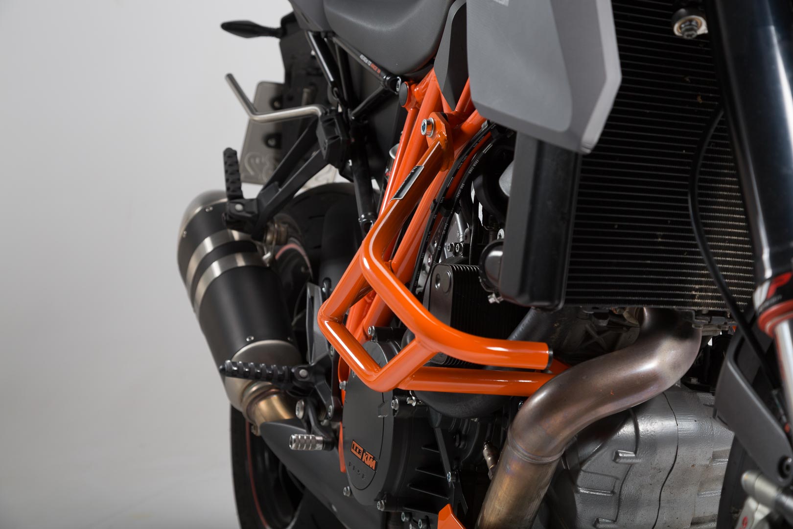 SW-MOTECH Protecciones laterales de motor Naranja. KTM 1290 Super Duke R / GT.