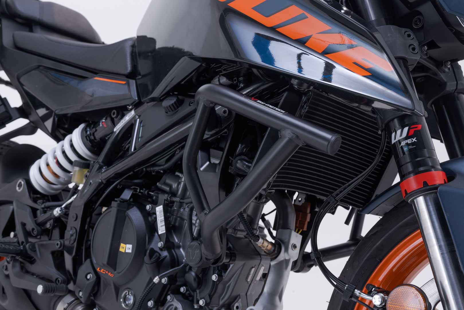 SW-MOTECH Protecciones laterales de motor Negro. 125/390 Duke (23-) Svartpil/Vitpil 401.