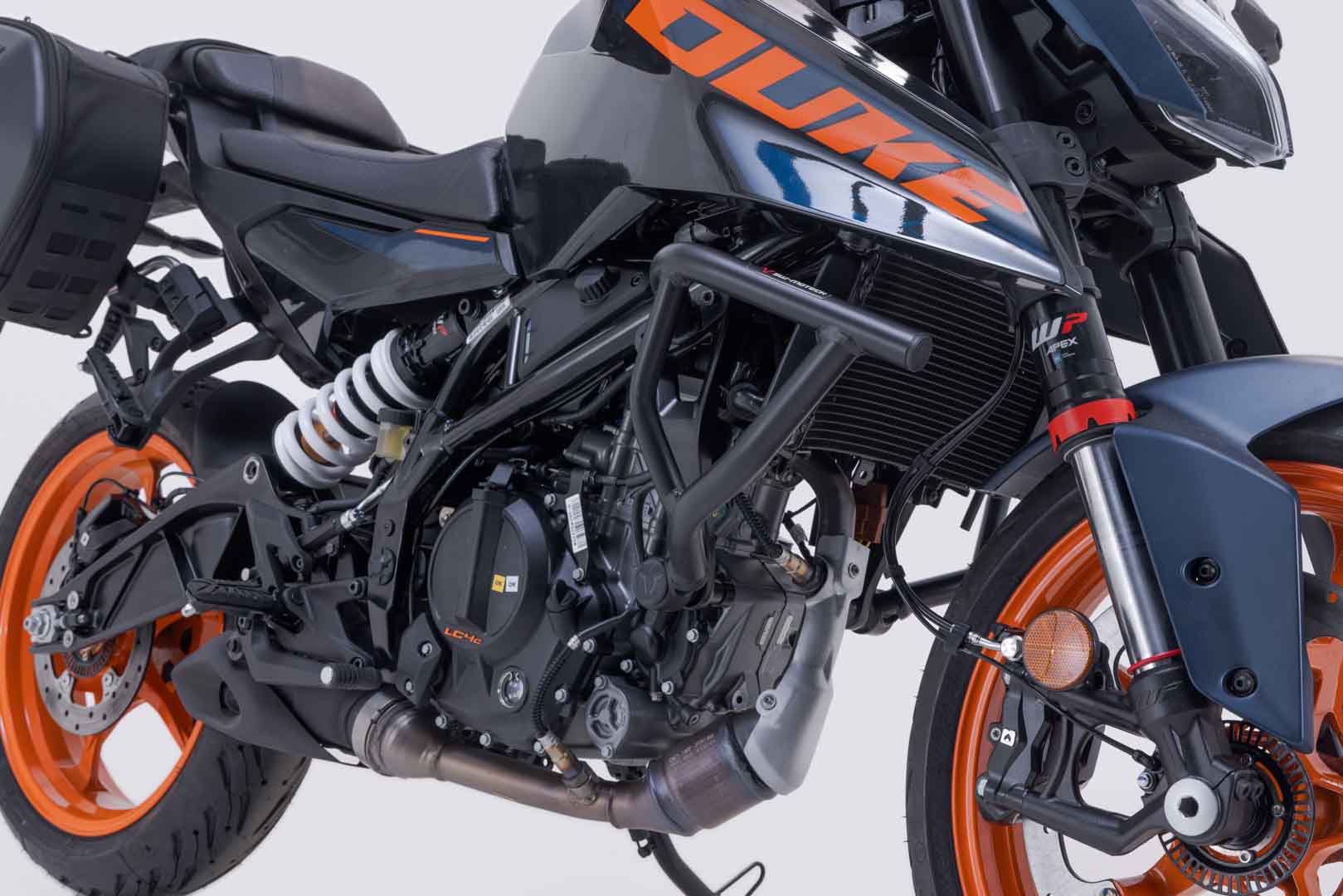 SW-MOTECH Protecciones laterales de motor Negro. 125/390 Duke (23-) Svartpil/Vitpil 401.