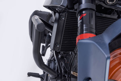 SW-MOTECH Protecciones laterales de motor Negro. 125/390 Duke (23-) Svartpil/Vitpil 401.