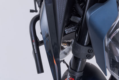 SW-MOTECH Protecciones laterales de motor Negro. 125/390 Duke (23-) Svartpil/Vitpil 401.