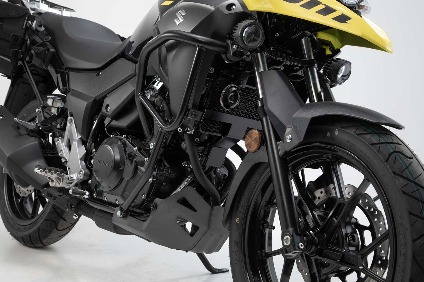 SW-MOTECH Protecciones laterales de motor Negro. Suzuki V-Strom 250 (18-21).