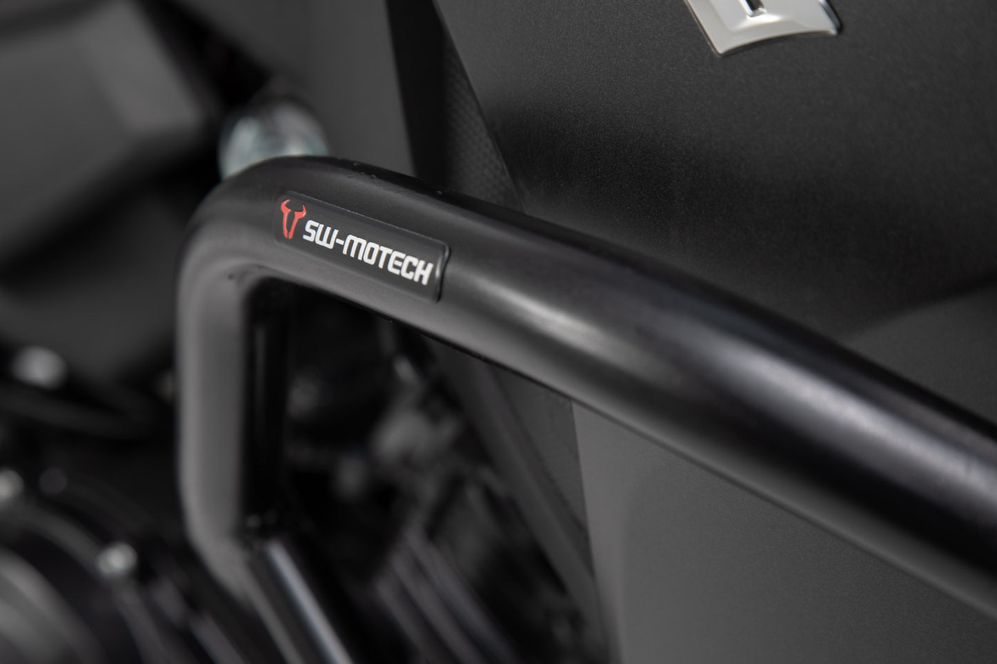 SW-MOTECH Protecciones laterales de motor Negro. Suzuki V-Strom 250 (18-21).