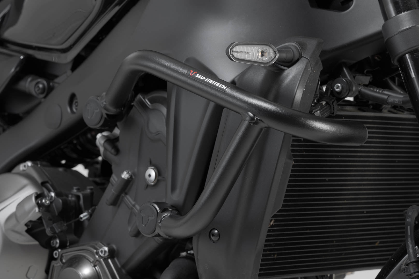 SW-MOTECH Protecciones laterales de motor Negro. Yamaha MT-09 / SP (20-) XSR900 (21-).