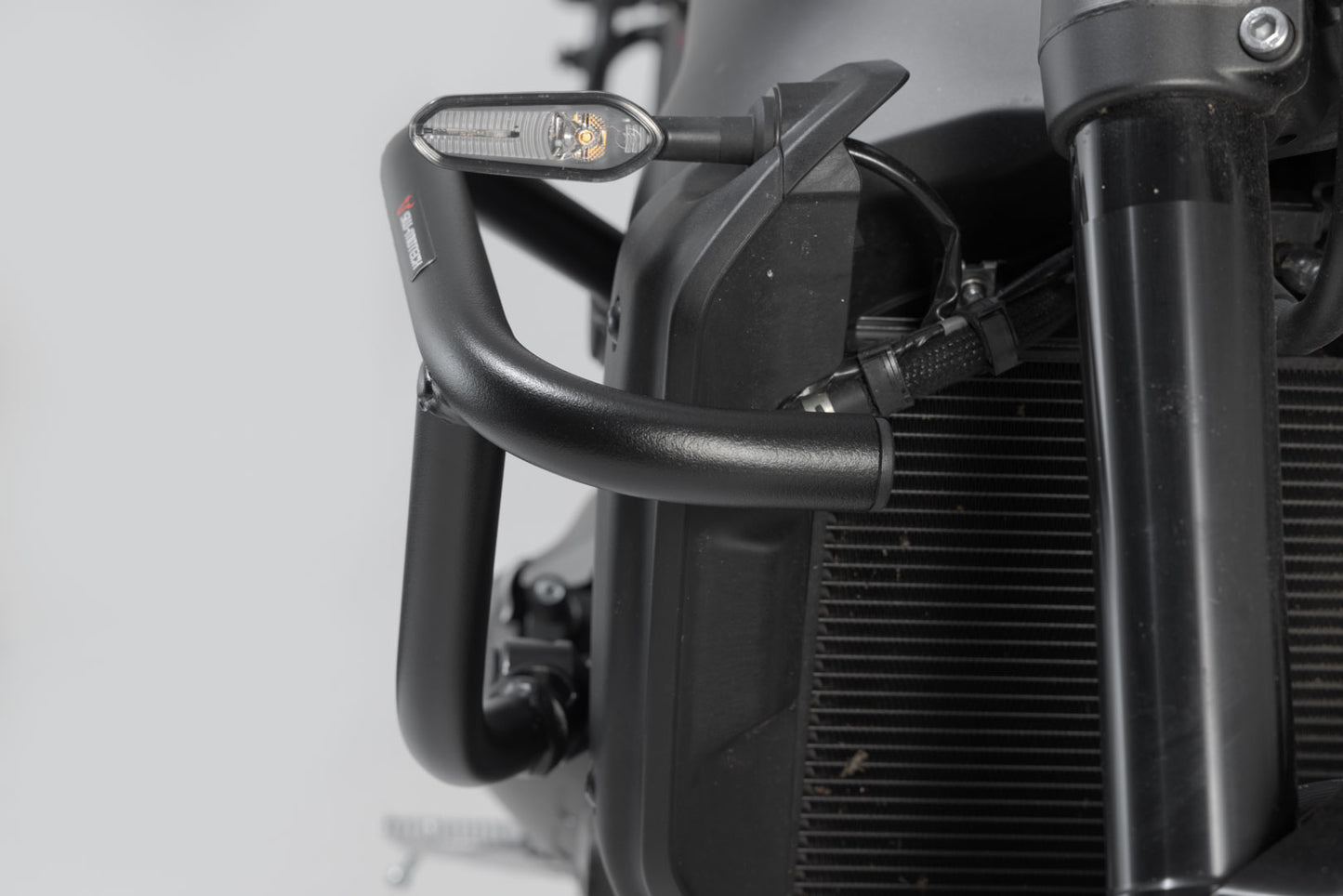 SW-MOTECH Protecciones laterales de motor Negro. Yamaha MT-09 / SP (20-) XSR900 (21-).