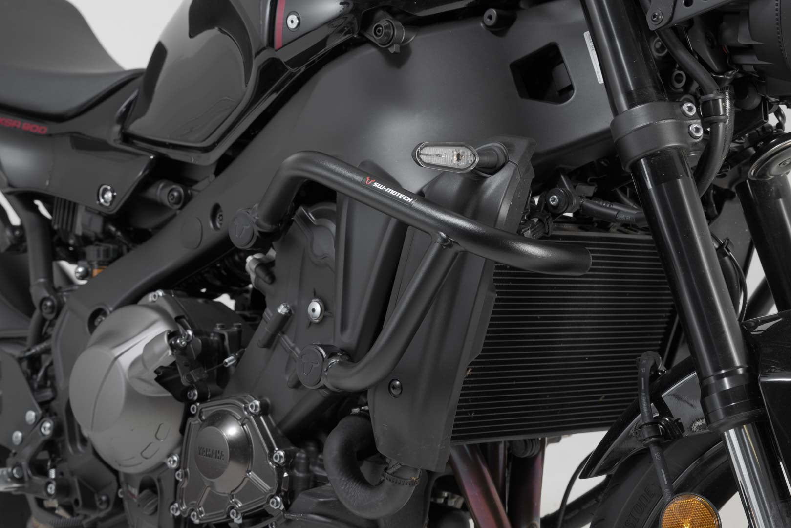 SW-MOTECH Protecciones laterales de motor Negro. Yamaha MT-09 / SP (20-) XSR900 (21-).