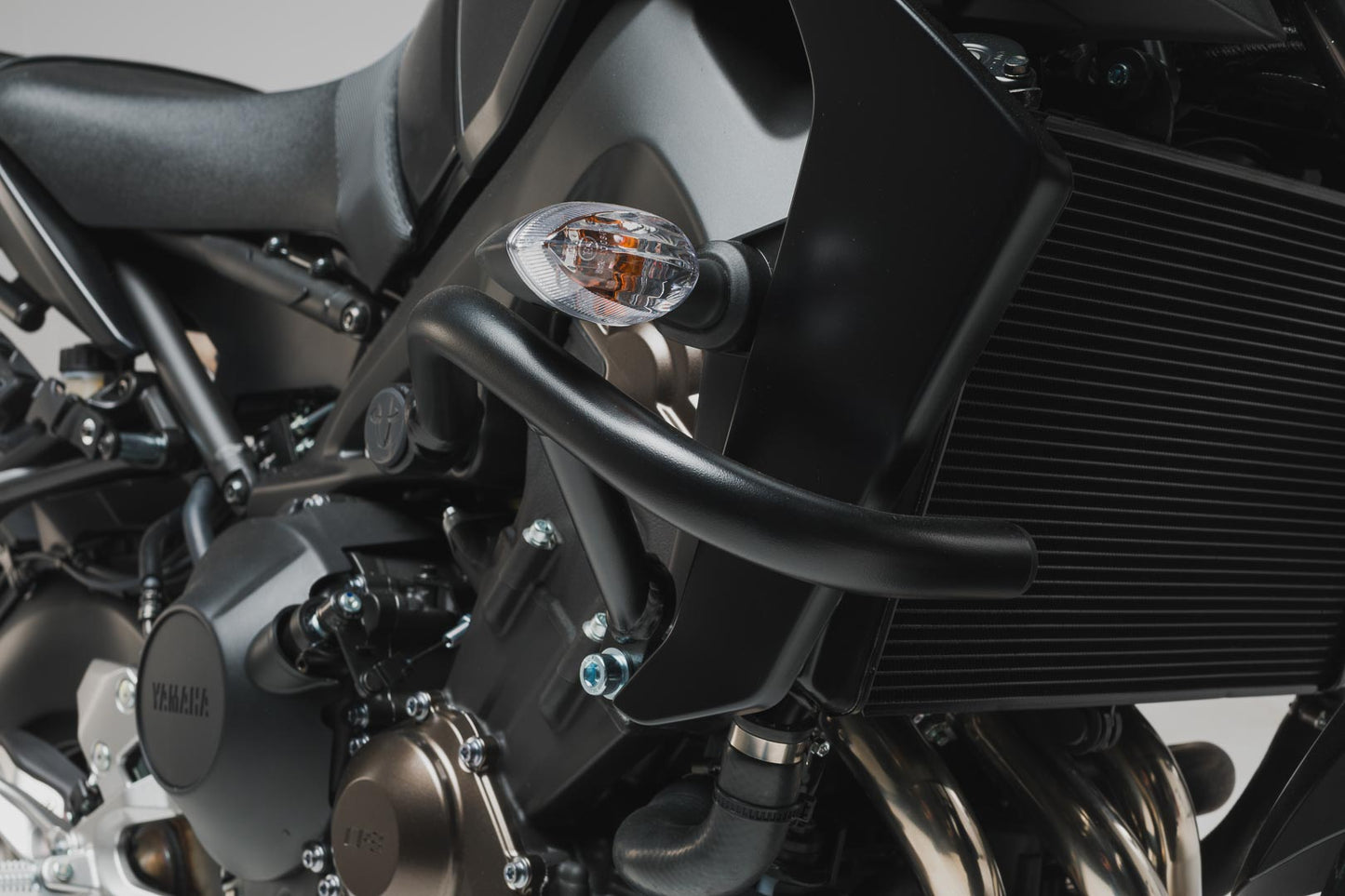 SW-MOTECH Protecciones laterales de motor Negro. Yamaha MT-09 (16-20) / SP (17-20).