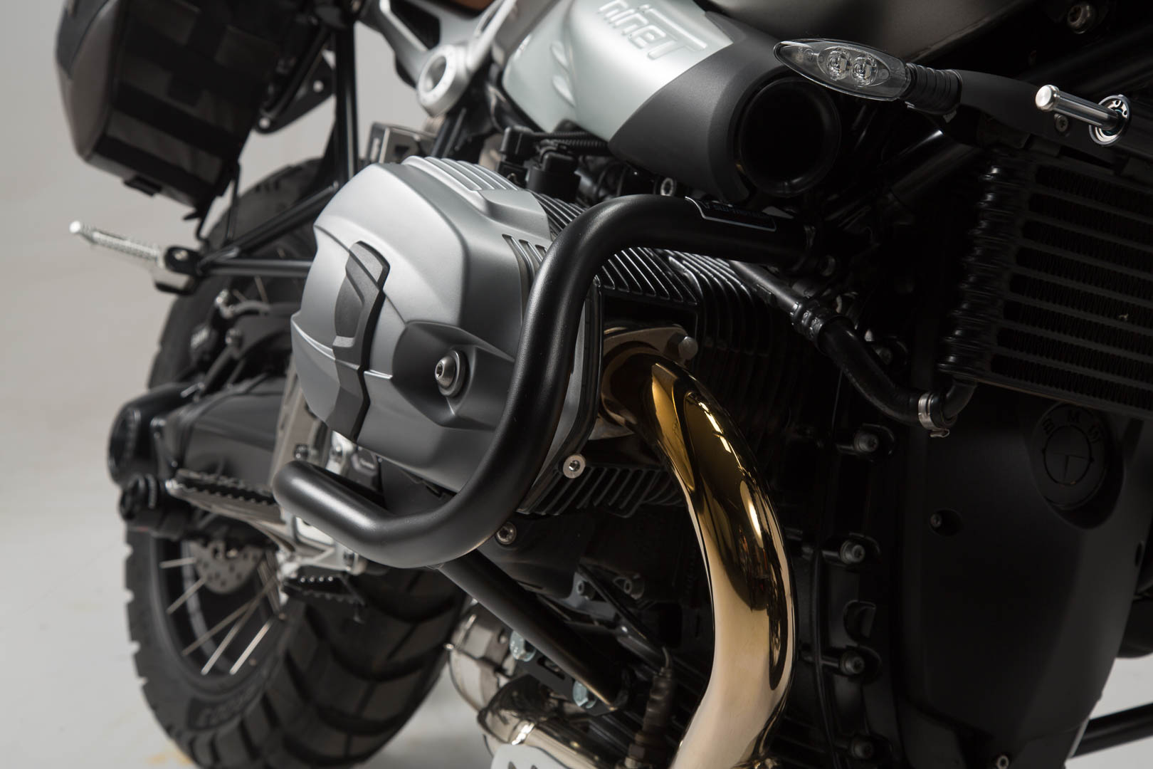 SW-MOTECH Protecciones laterales de motor Negro. Modelos BMW R nineT (14-).
