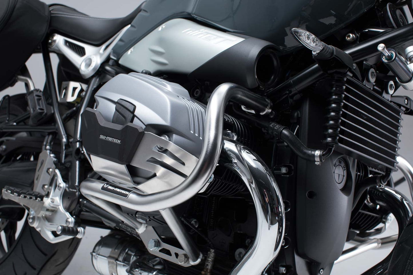 SW-MOTECH Protecciones laterales de motor Acero inoxidable. Modelos BMW R nineT (14-).