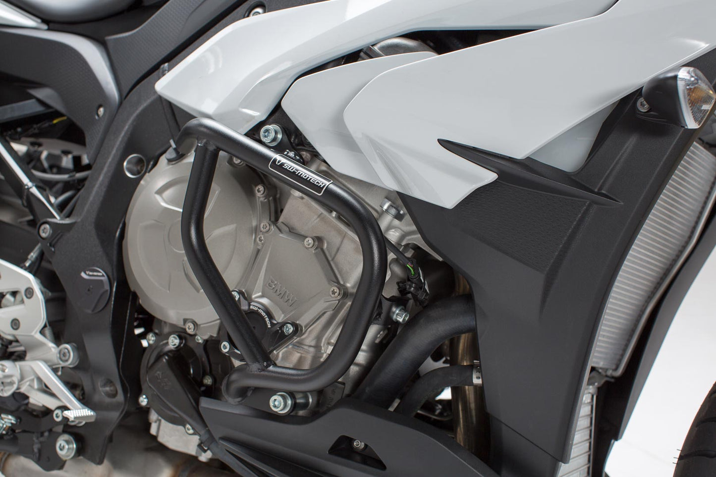SW-MOTECH Protecciones laterales de motor negro. BMW S 1000 XR (15-19).