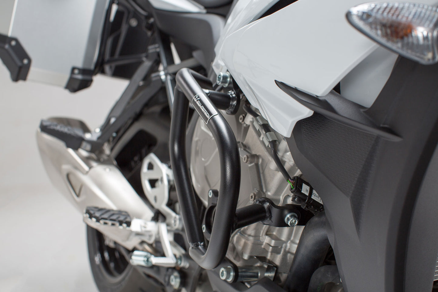 SW-MOTECH Protecciones laterales de motor negro. BMW S 1000 XR (15-19).