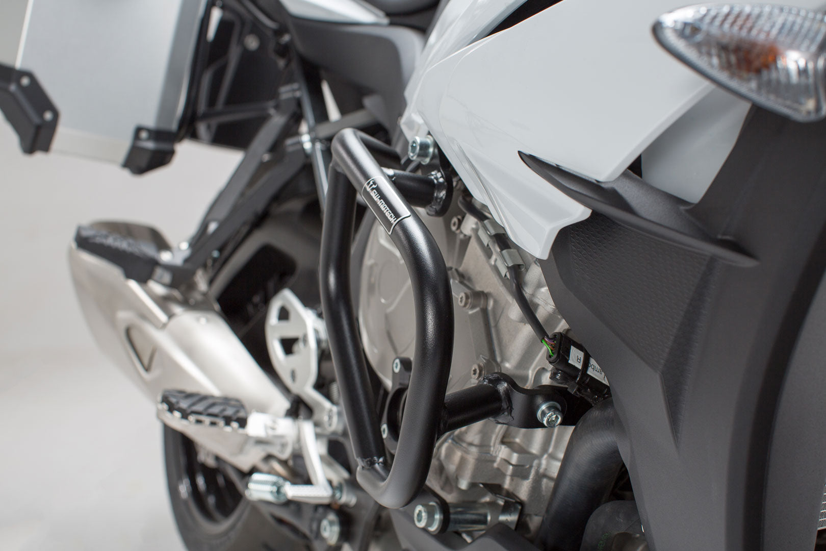 SW-MOTECH Protecciones laterales de motor negro. BMW S 1000 XR (15-19).