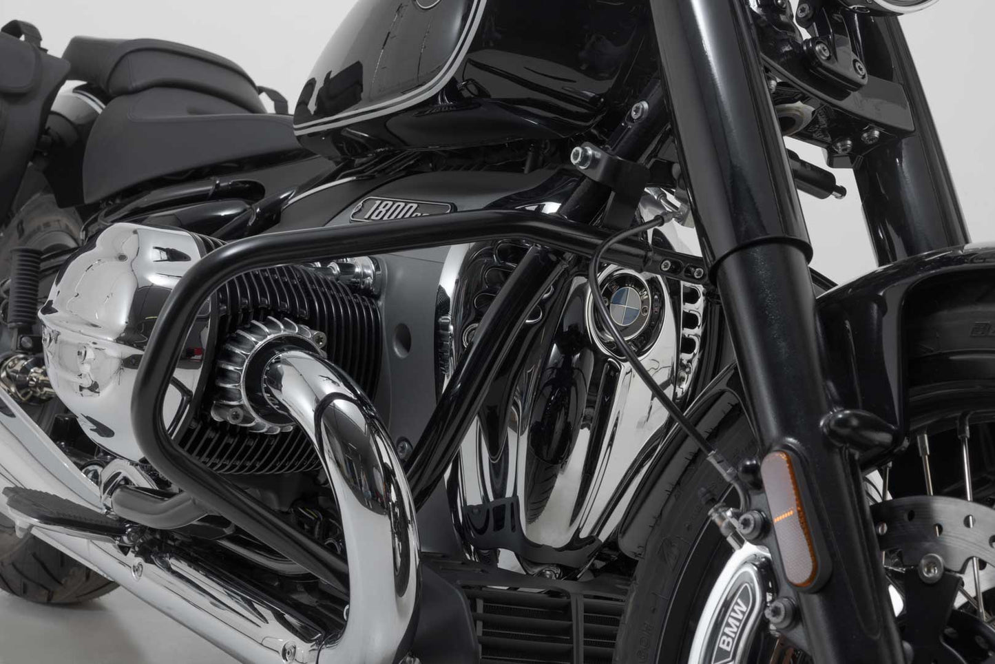 SW-MOTECH Protecciones laterales de motor Negro. BMW R18 (20-).