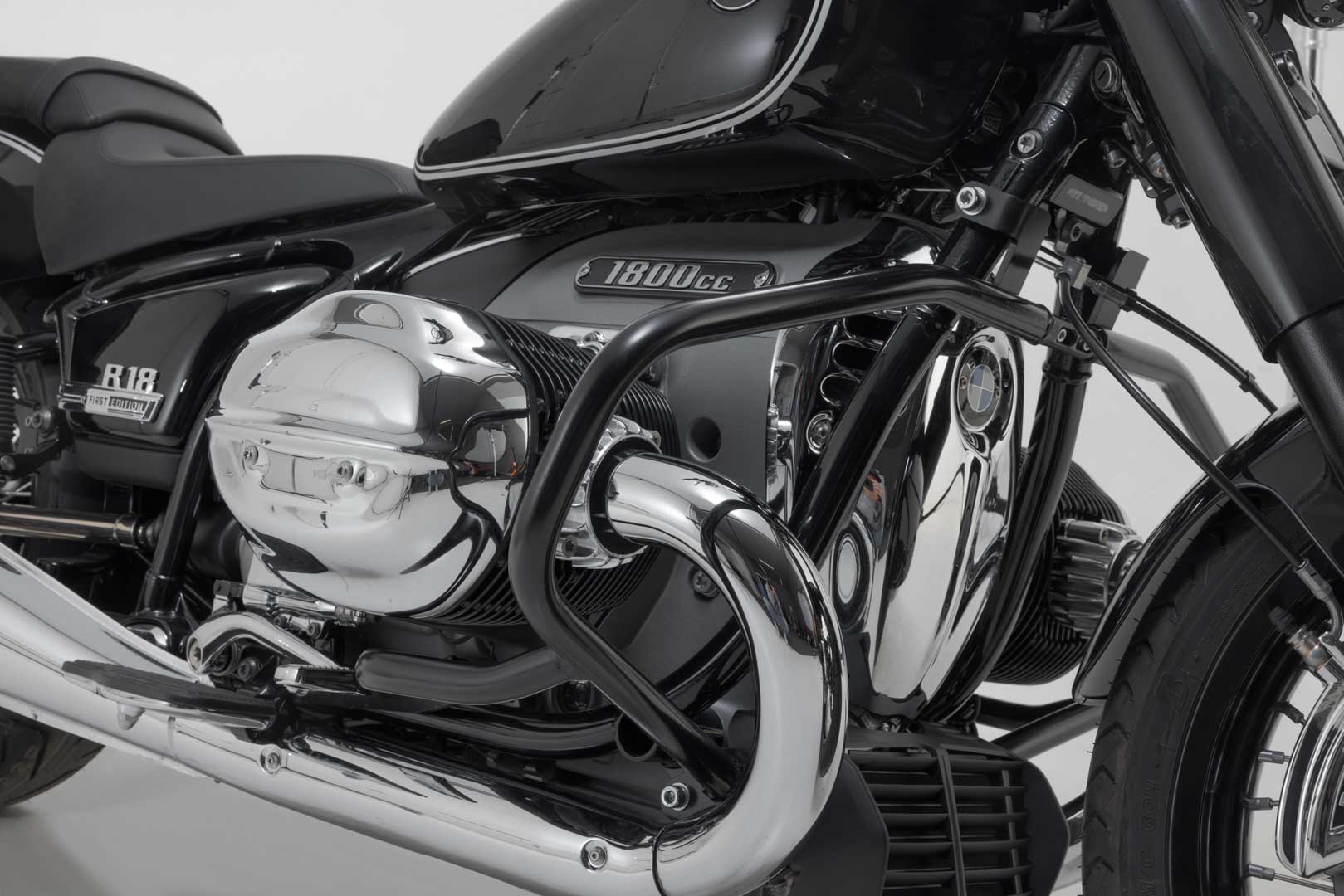 SW-MOTECH Protecciones laterales de motor Negro. BMW R18 (20-).