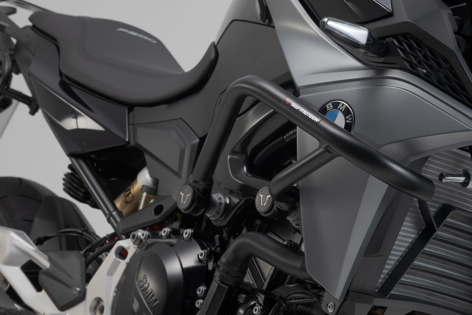 SW-MOTECH Protecciones laterales de motor Negro. BMW F 900 R (19-).
