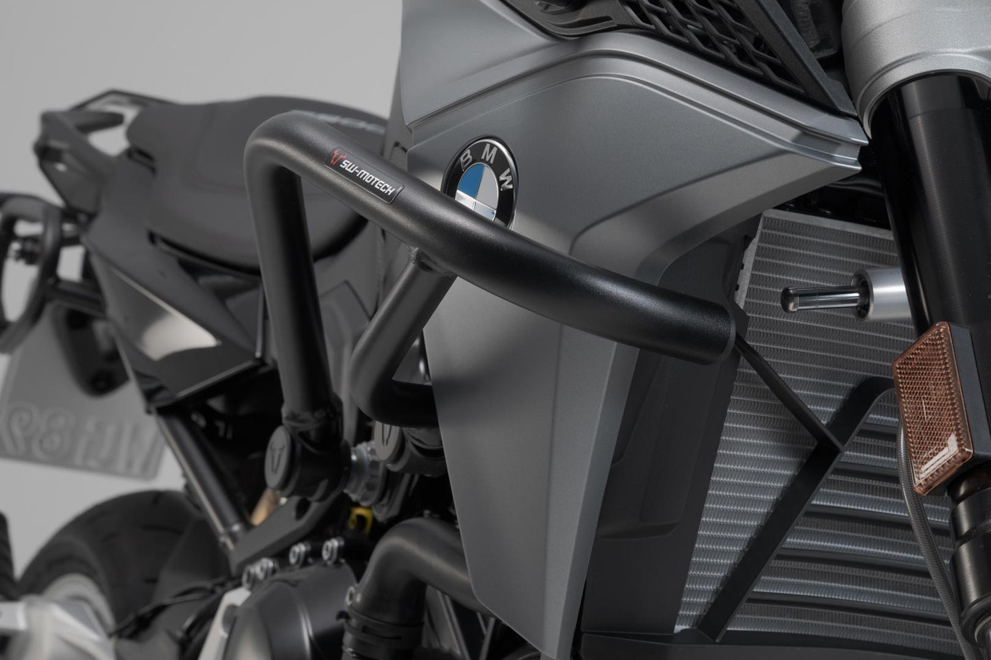SW-MOTECH Protecciones laterales de motor Negro. BMW F 900 R (19-).