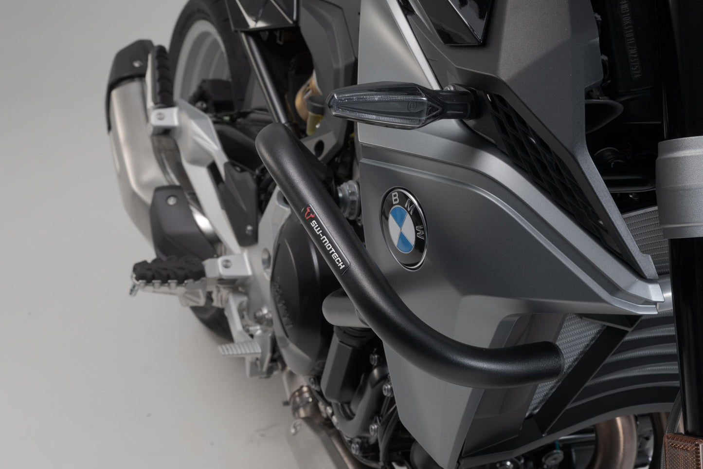 SW-MOTECH Protecciones laterales de motor Negro. BMW F 900 R (19-).