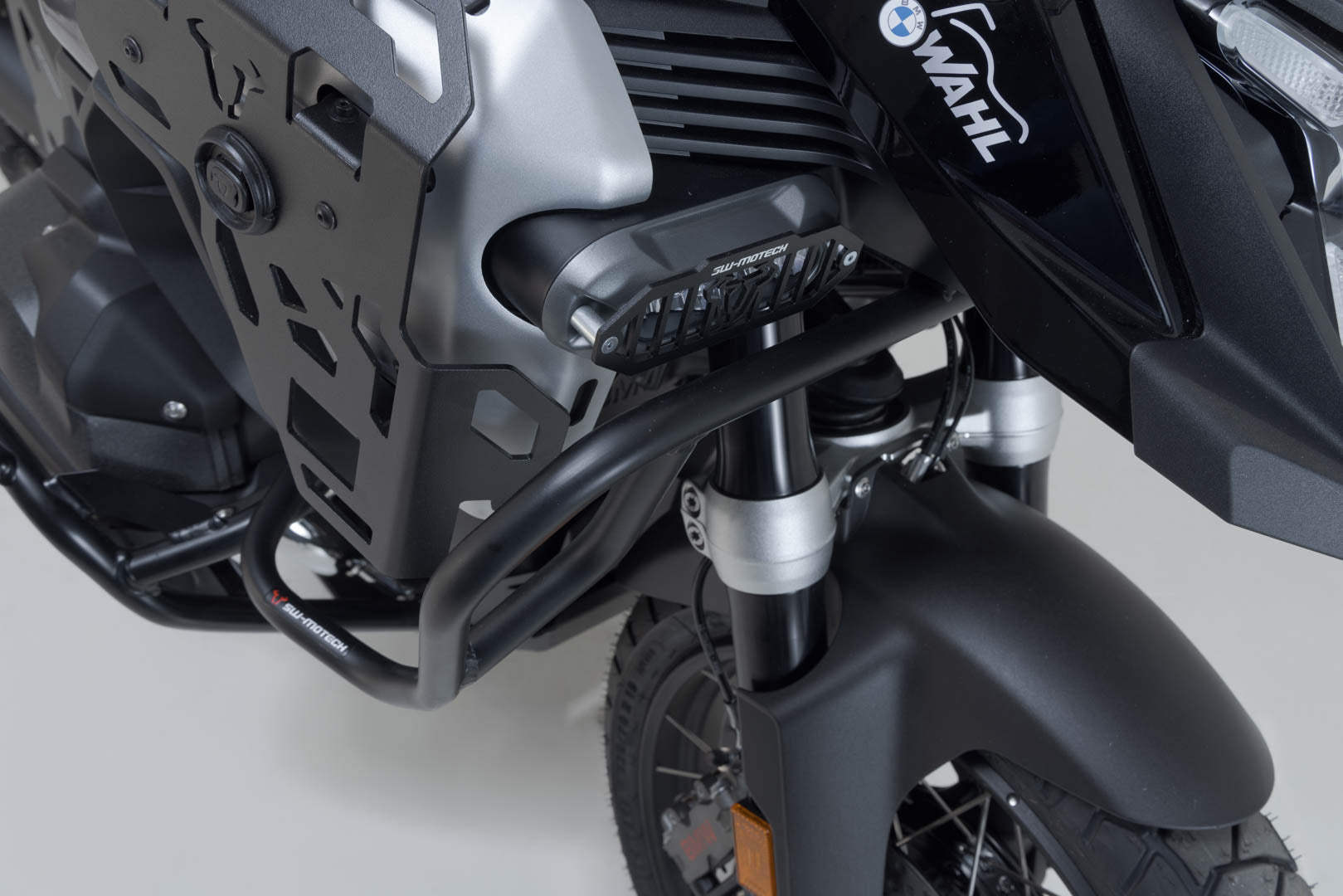 SW-MOTECH Protecciones superiores de motor Negro. BMW R 1300 GS Adv (24-). Para OEM SBL.