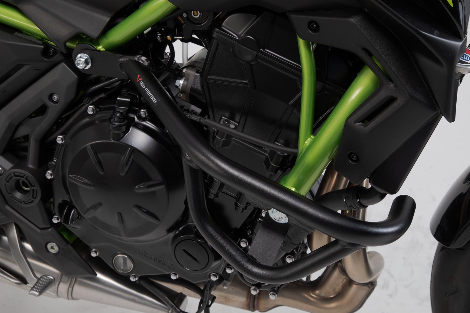 SW-MOTECH Protecciones laterales de motor Negro. Kawasaki Z650 / Z650RS / Z650 S.