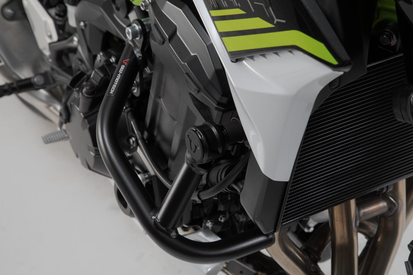SW-MOTECH Protecciones laterales de motor Negro. Kawasaki Z900 (16-).