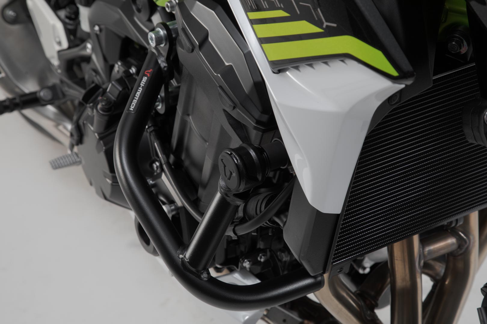 SW-MOTECH Protecciones laterales de motor Negro. Kawasaki Z900 (16-).