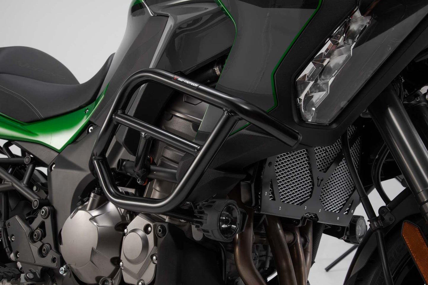 SW-MOTECH Protecciones laterales de motor Negro. Kawasaki Versys 1000 (18-) / 1100 (24-).