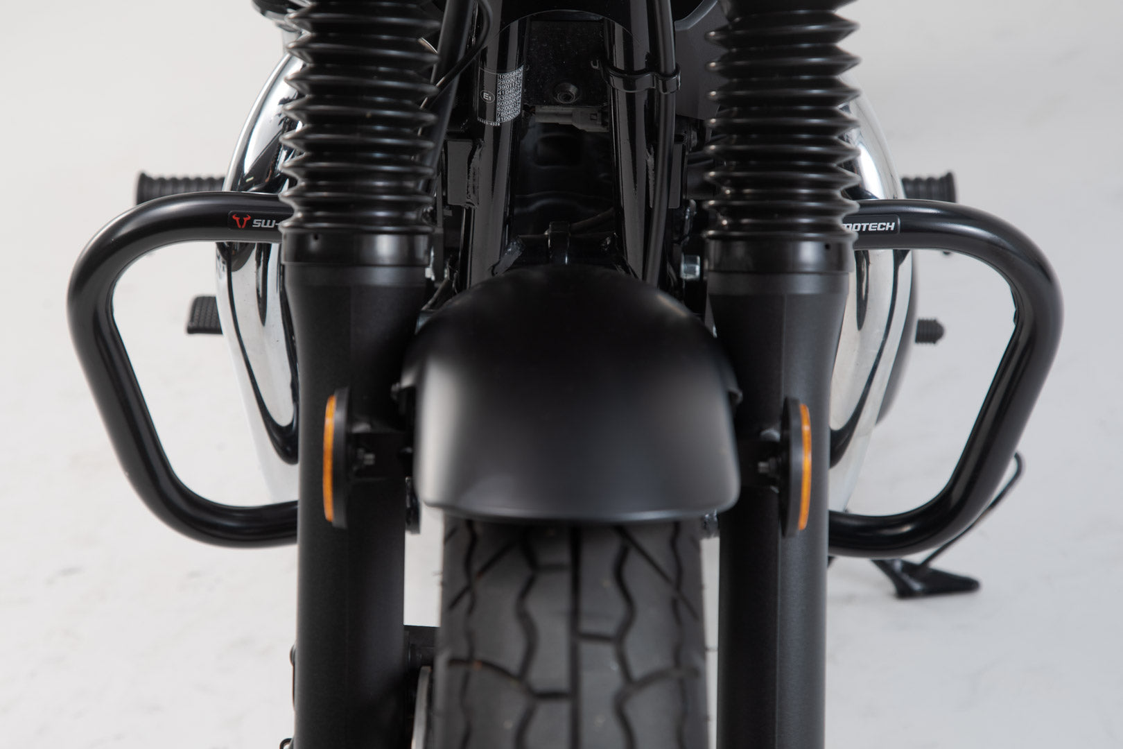 SW-MOTECH Protecciones laterales de motor Negro. Kawasaki W800 Street/ Cafe (18-).