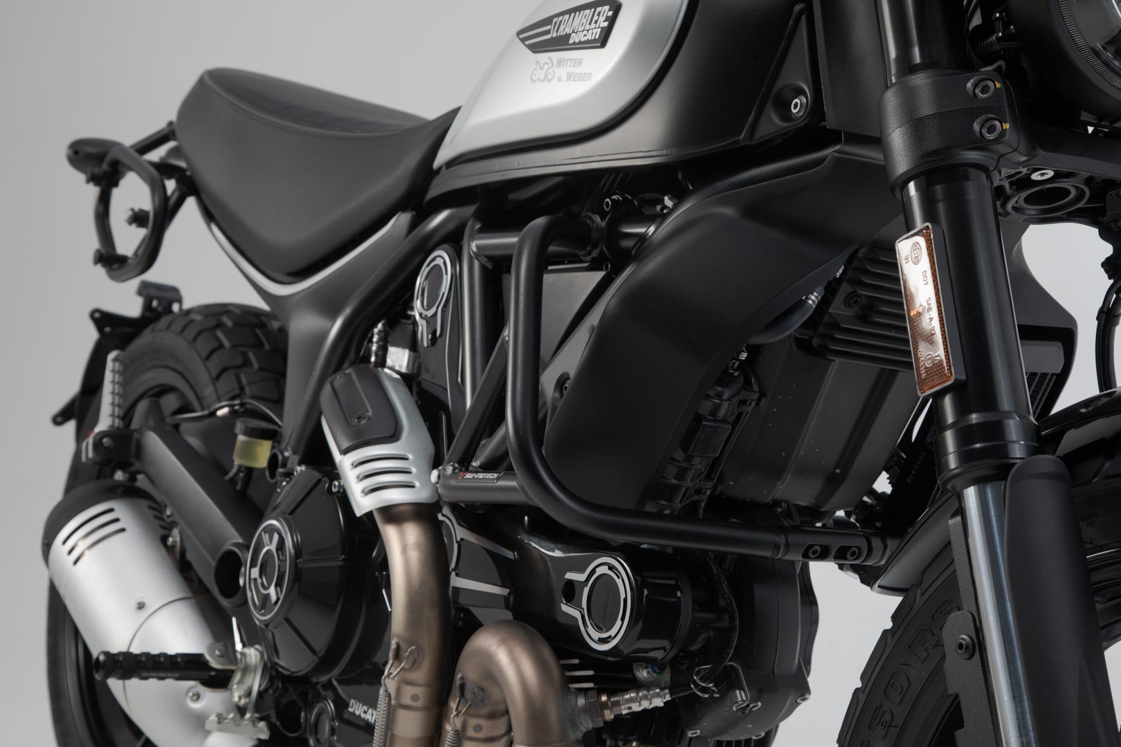 SW-MOTECH Protecciones laterales de motor Negro. Modelos Ducati Scrambler (14-).