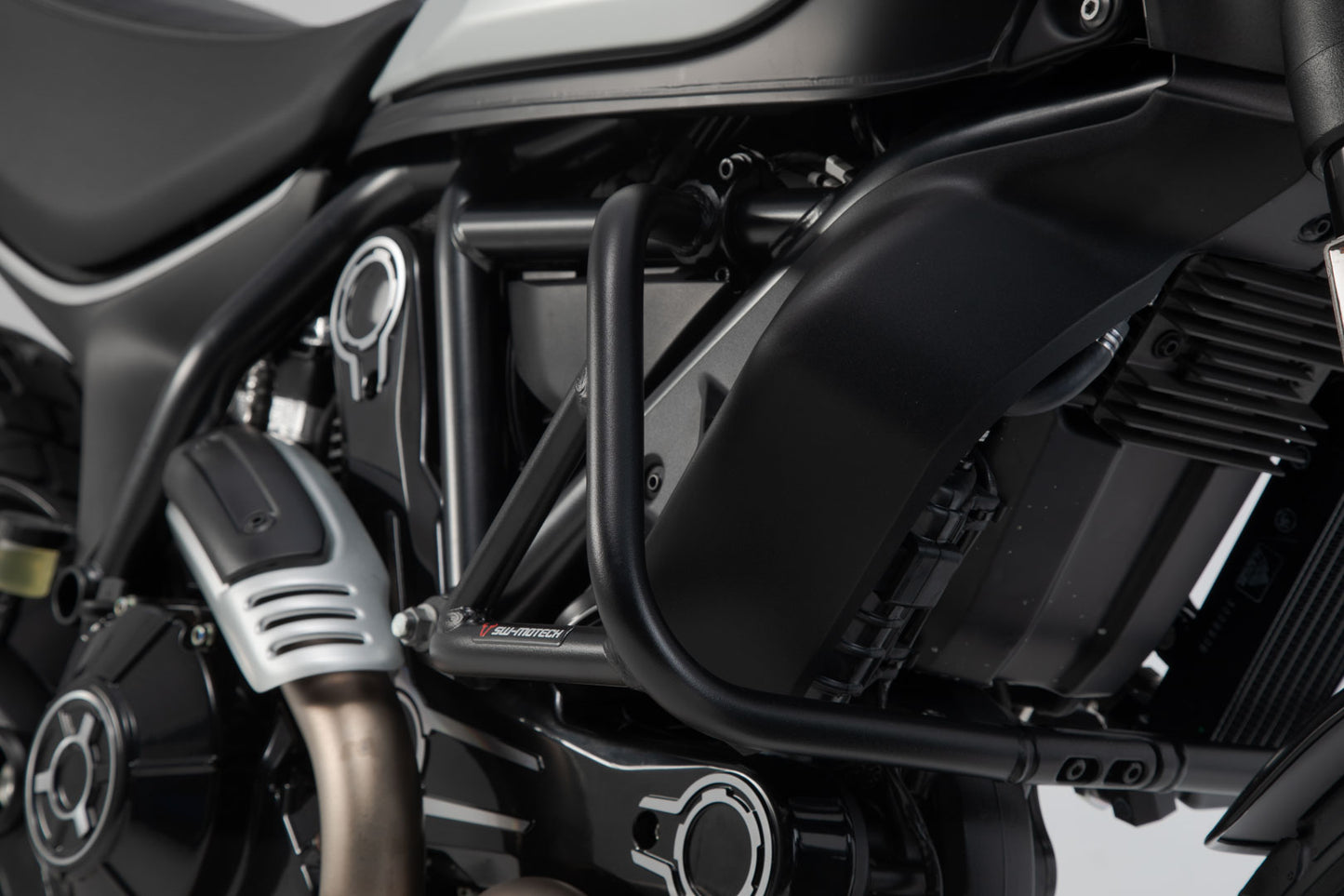 SW-MOTECH Protecciones laterales de motor Negro. Modelos Ducati Scrambler (14-).