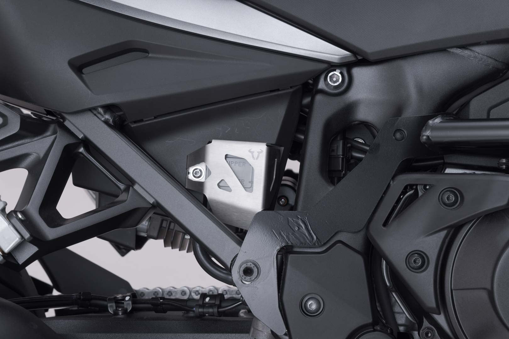 SW-MOTECH Protector del depósito de líquido de frenos Plateado. Suzuki DL1000 Honda CRF1000L/1100L.